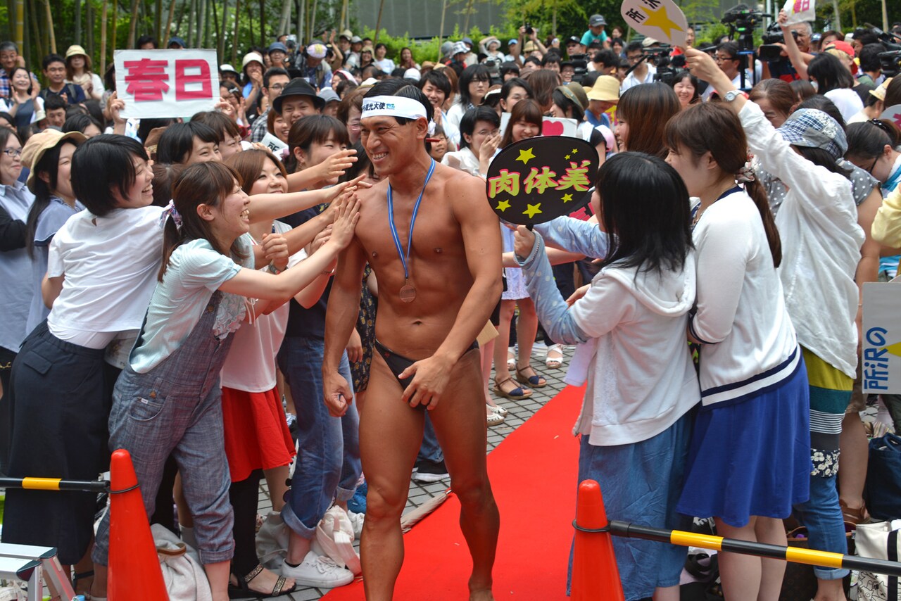 レッドカーペットを歩いて登場したオードリー春日。