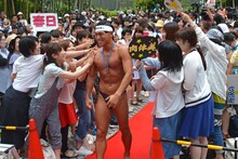 レッドカーペットを歩いて登場したオードリー春日。