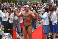 レッドカーペットを歩いて登場した春日。