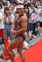 ボディビルのポージングを披露する春日。