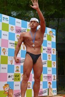 ファンの呼びかけに応える春日。