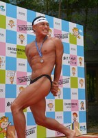 ボディビルのポージングを披露する春日。