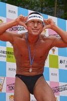 ボディビルのポージングを披露する春日。