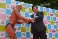 所沢市長と握手を交わす春日（左）。