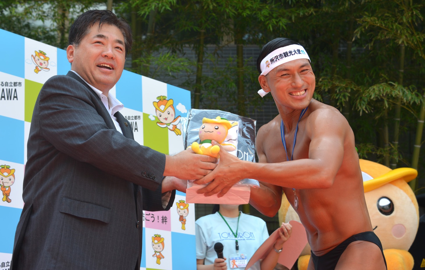 所沢市長から記念品を贈呈される春日（右）。