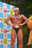 フィンスイミングで銅メダル獲得を報告した春日。