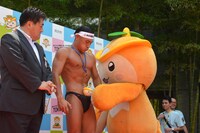 パンツに入れたところんのぬいぐるみを、ところんにツッコまれる春日。