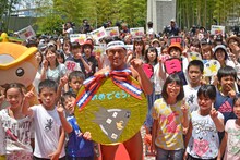 フィンスイミングメダル報告会に集まったファンとオードリー春日。