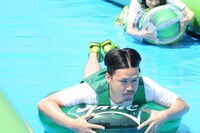 白目を剥きながらウォータースライダーを滑るピスタチオ伊地知。