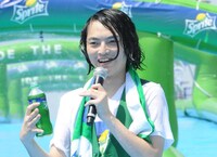 ウォータースライダーを終え、爽やかな笑顔を見せるピスタチオ小澤。