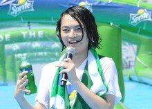 ウォータースライダーを終え、爽やかな笑顔を見せるピスタチオ小澤。