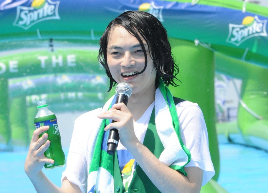 ウォータースライダーを終え、爽やかな笑顔を見せるピスタチオ小澤。