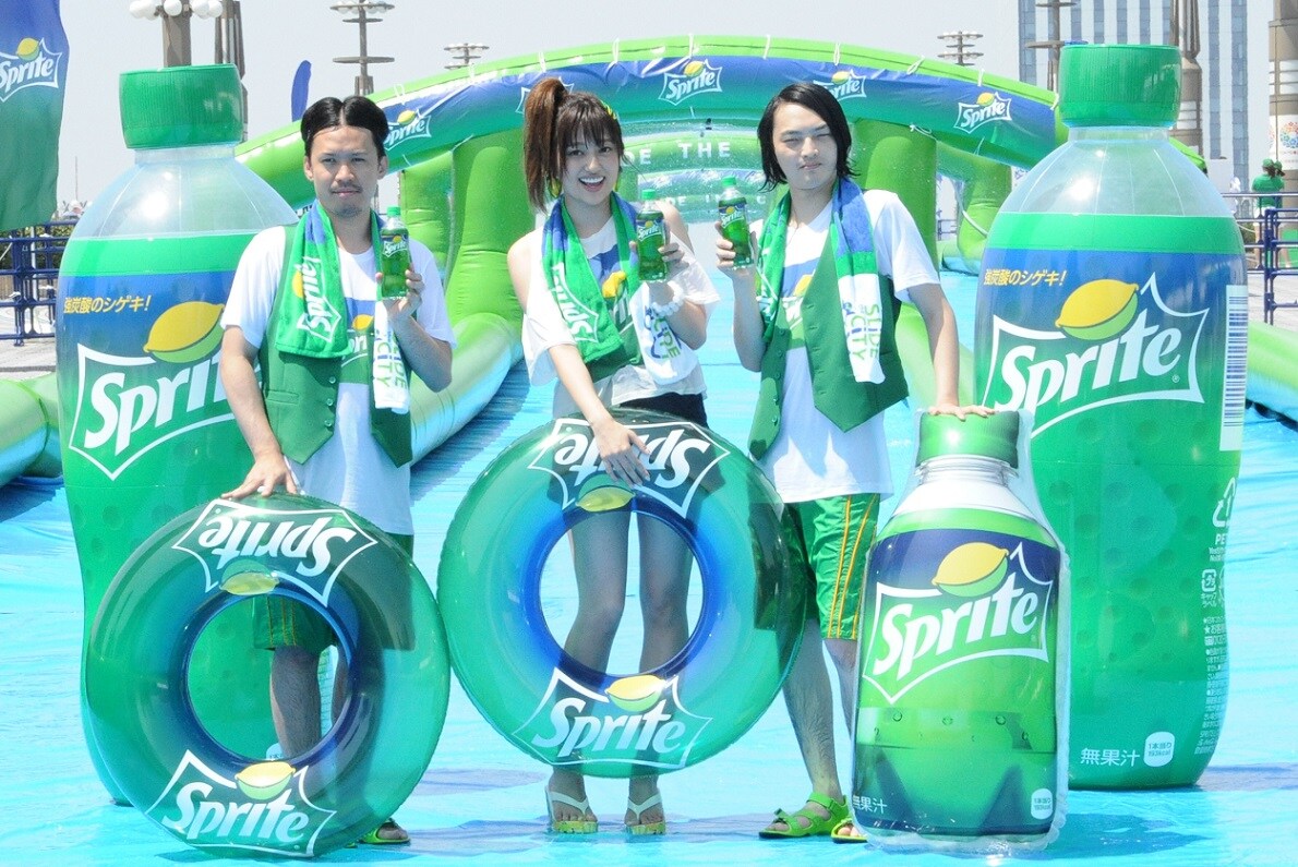 左からピスタチオ伊地知、菊地亜美、ピスタチオ小澤。