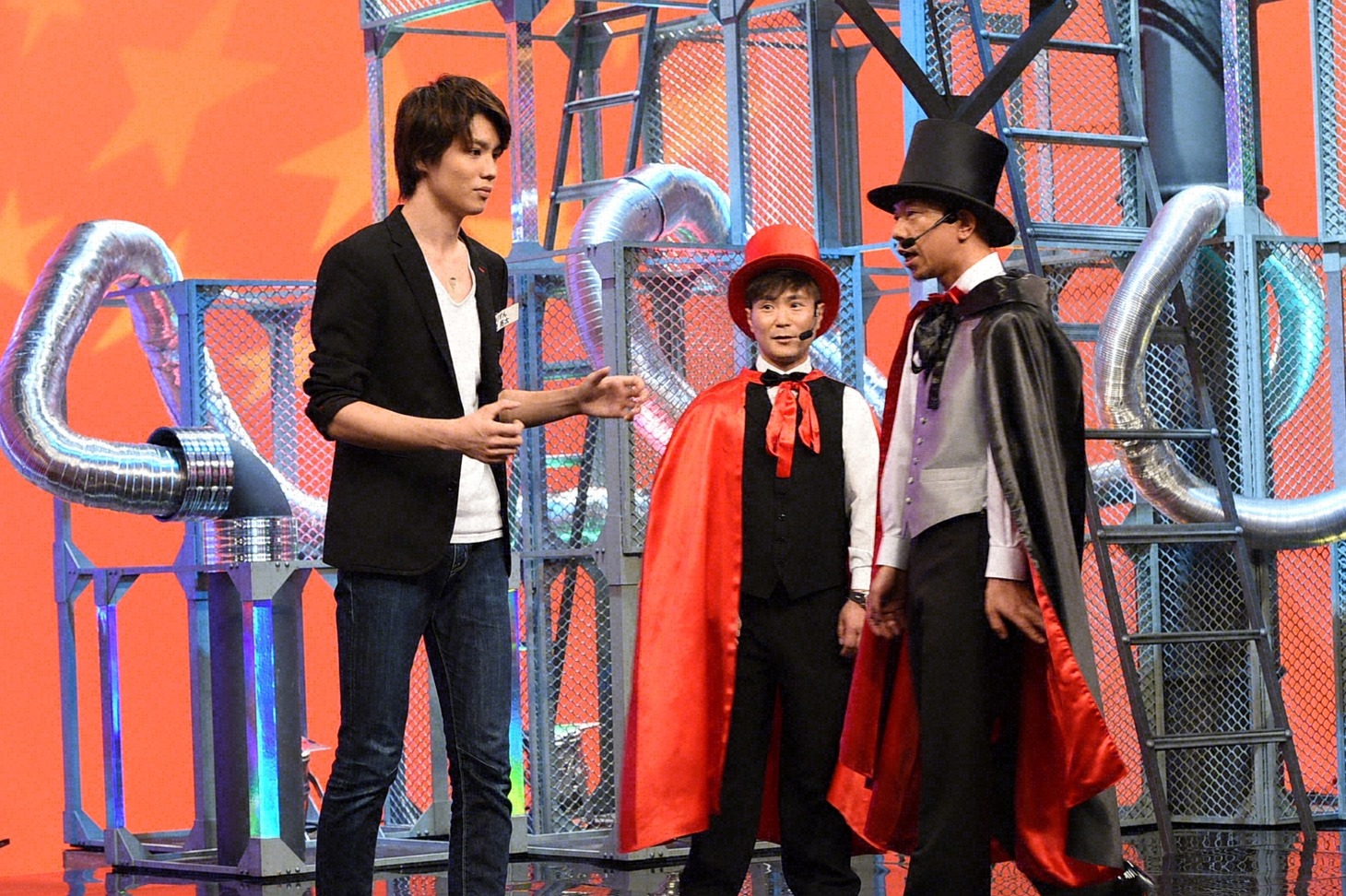 「有田チルドレン」に出演する、ぷりずん逢見（左）とバイきんぐ小峠（右）、カラテカ入江（中央）。(c)TBS