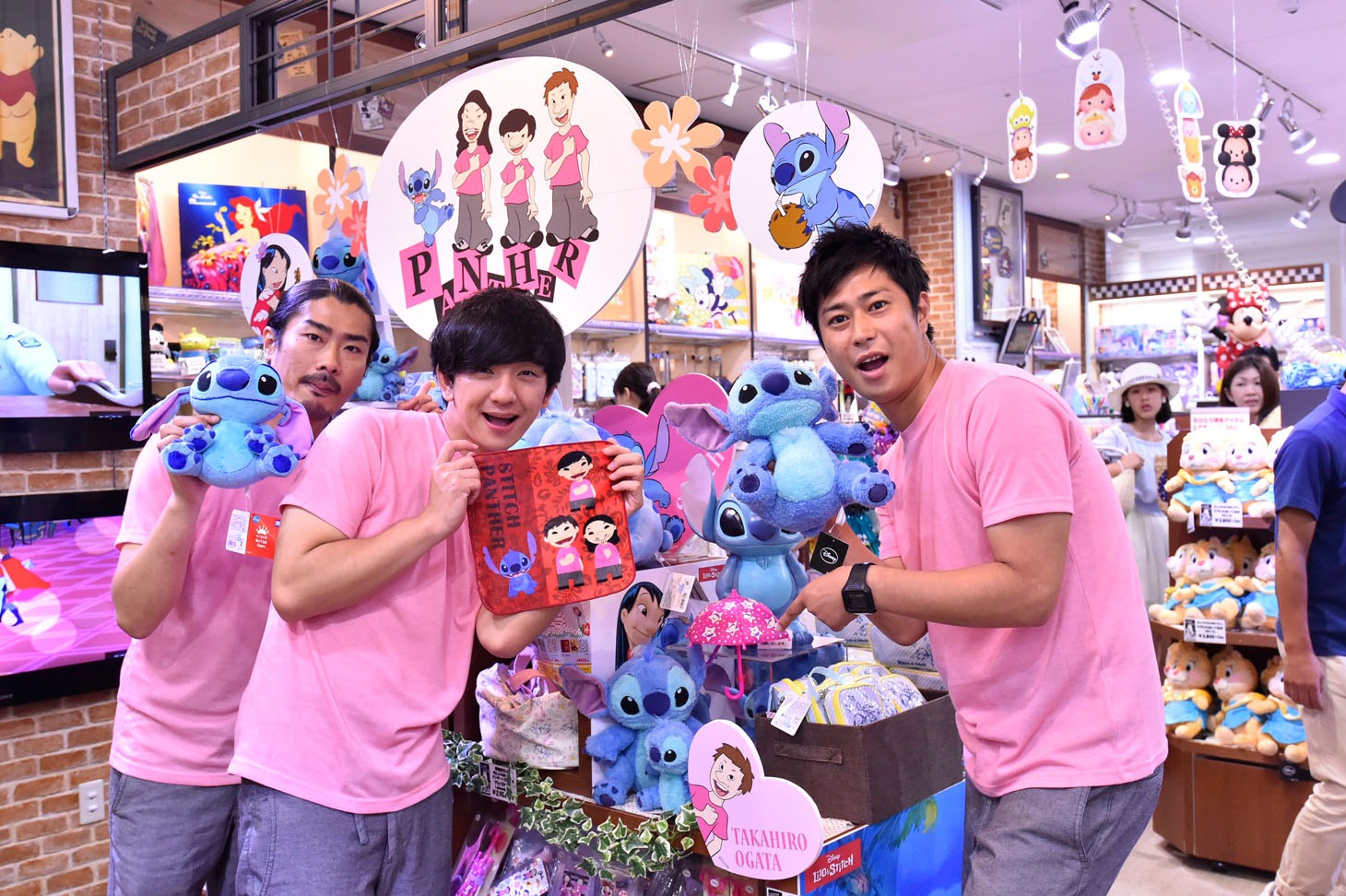 KIDDY LAND 原宿店でグッズのPRを行ったパンサー。