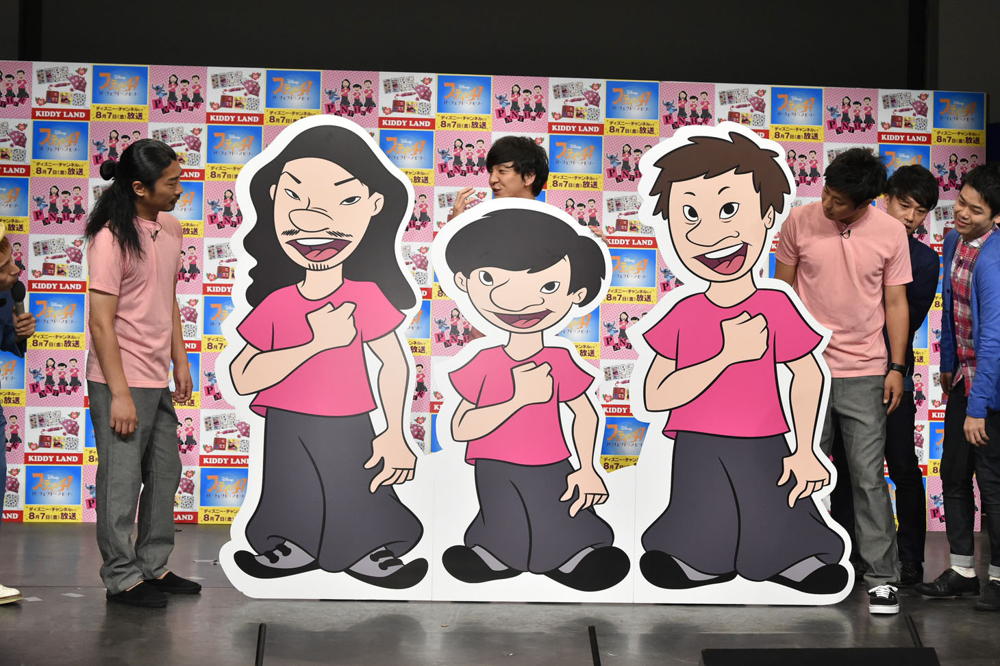 グッズにデザインされているパンサーのイラストパネル。