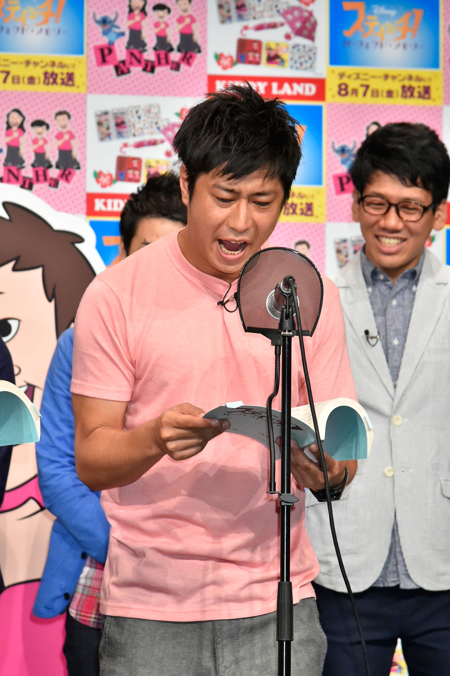 公開アフレコに挑戦する尾形。