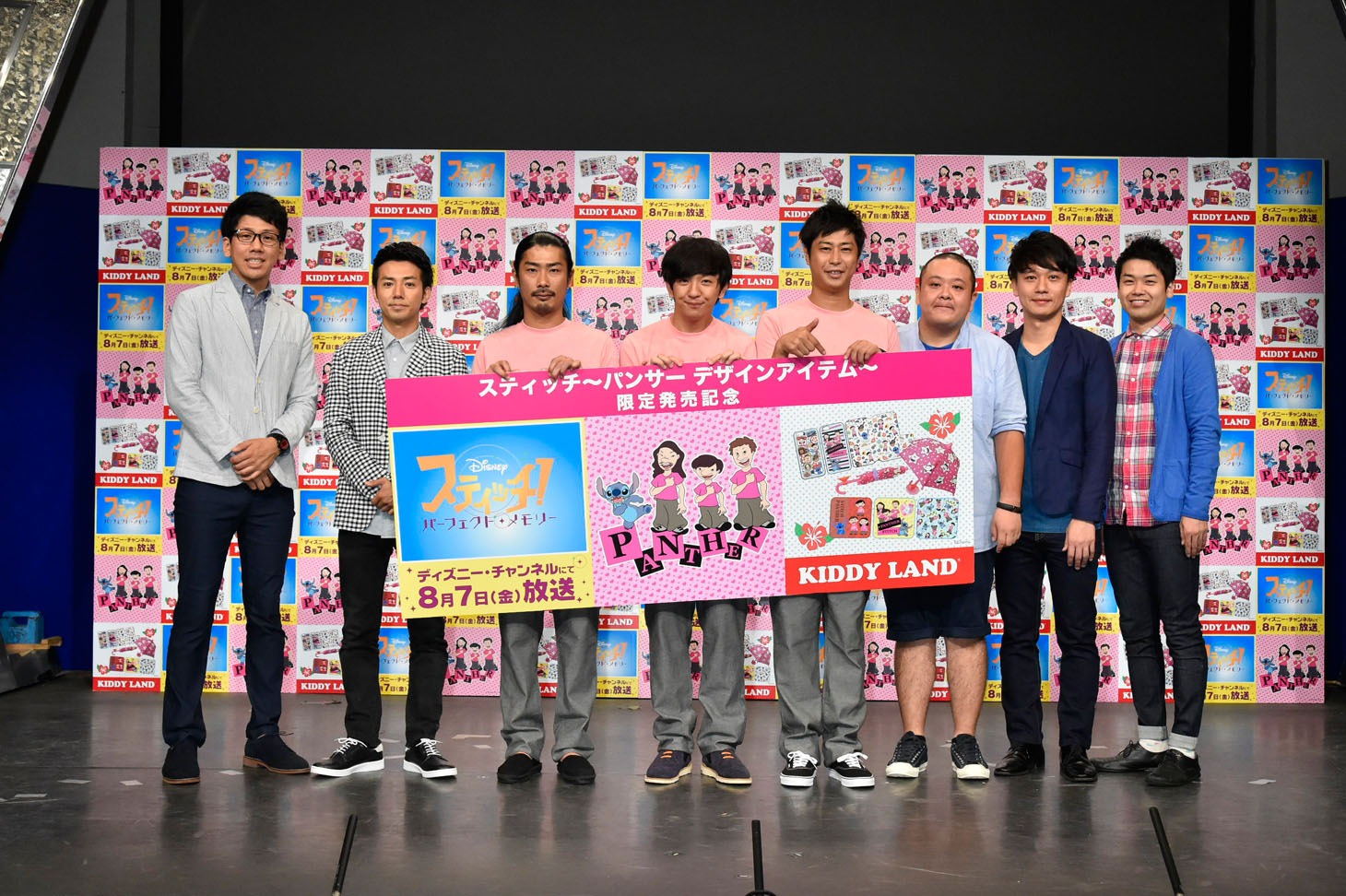 会見後のフォトセッションの様子。