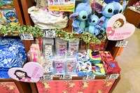 KIDDY LAND 原宿店に陳列された「スティッチ～パンサーデザインアイテム～」。