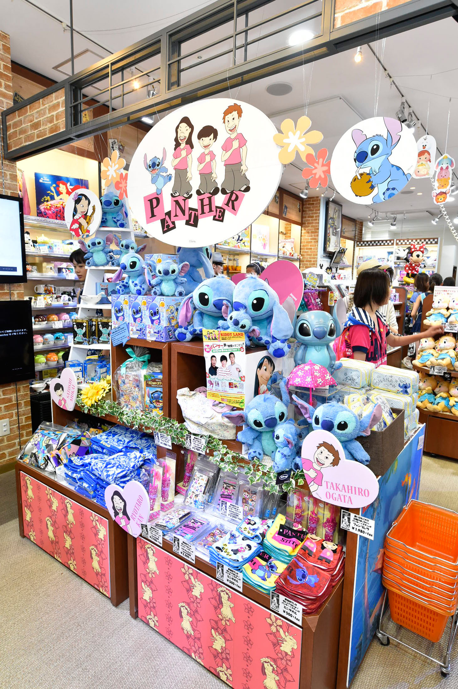 KIDDY LAND 原宿店に陳列された「スティッチ～パンサーデザインアイテム～」。