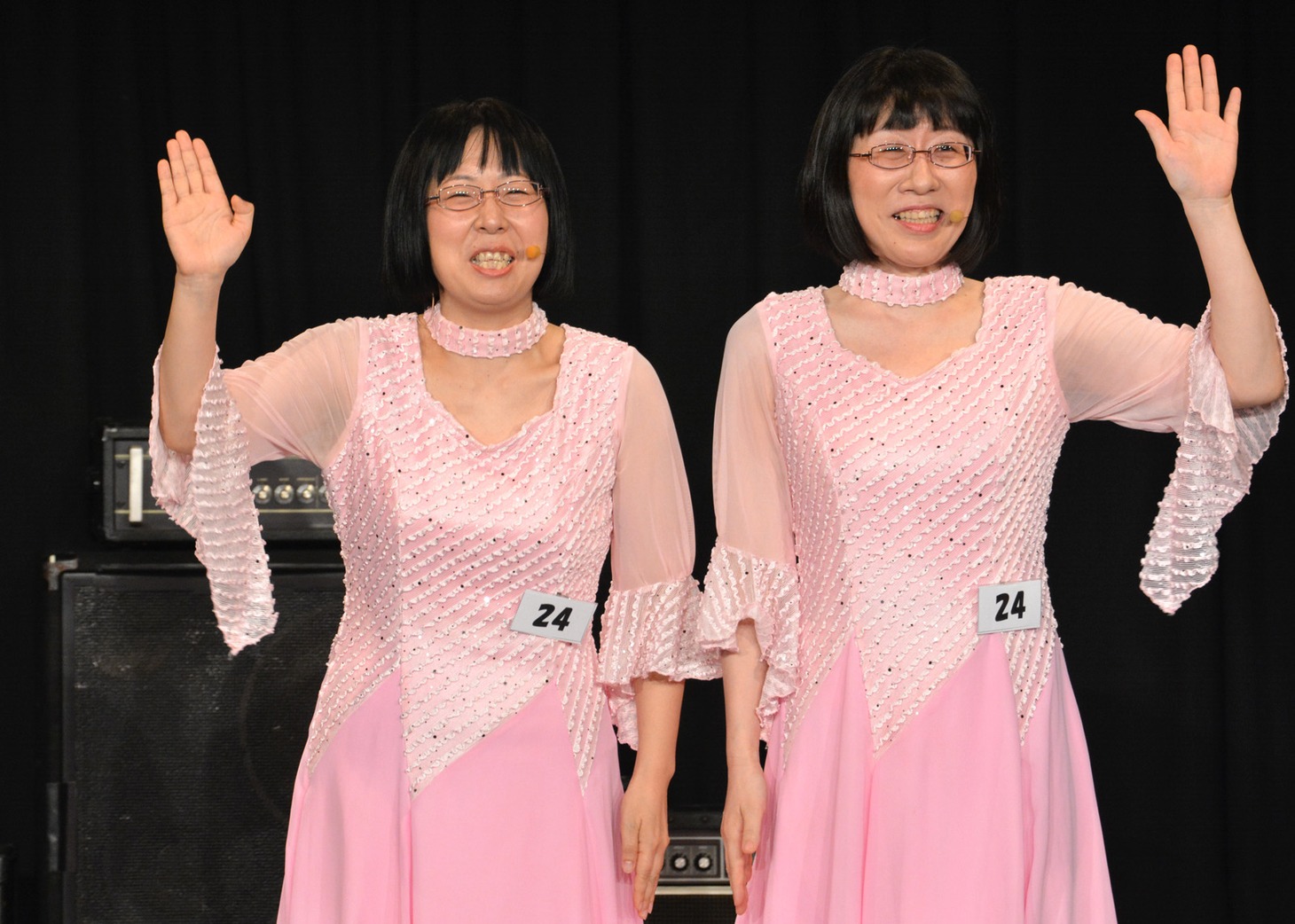 準決勝ステージの阿佐ヶ谷姉妹。