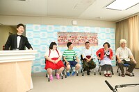 「夏休みお子サマーキャンペーン！」開催会見の様子。(c)吉本興業