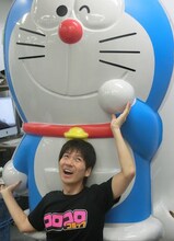 コロコロコミック編集部に潜入し、ドラえもんと戯れるキングオブコメディ高橋。