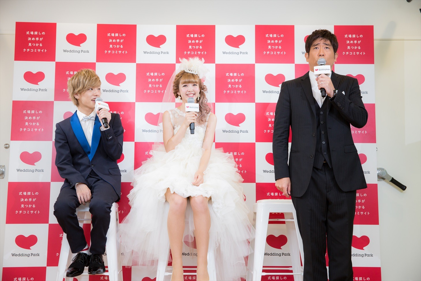 「結婚式ってはっぴっぴ♪」オンエア記念トークショーに出演する原口あきまさ（右）と、藤田ニコル（中央）、こんどうようぢ（左）。