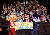 「ナイツのちょっとだけ、アンパンマン教室」を開講したナイツ（手前中央）。