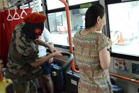 「最強」を選択した女性記者にも容赦なく罰を与える。