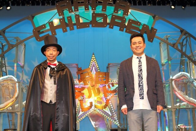 「月刊TVnavi」に登場したバイきんぐ小峠、くりぃむしちゅー有田（左から）。