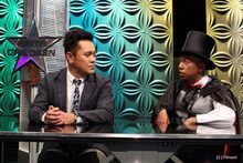 「月刊TVnavi」に登場したくりぃむしちゅー有田、バイきんぐ小峠（左から）。