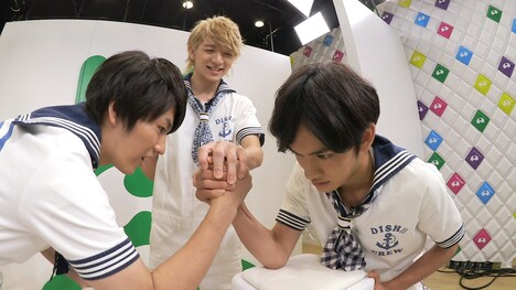 腕相撲対決を繰り広げるDISH//。