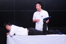 「ダンシングフィッソン族」を封印し、マッサージコントを繰り広げたバンビーノ。