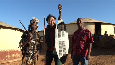南アフリカ最大の先住民族“ズールー族”の村を訪れた千原せいじ（中央）。(c)ABC