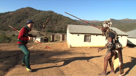 南アフリカ最大の先住民族“ズールー族”の村を訪れた千原せいじ（左）。(c)ABC