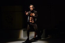 「Semi-nuida！」のワンシーンより、かもめんたる・う大。