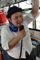 「笑ってはいけないバス」ではバスガイドが車内を盛り上げる。