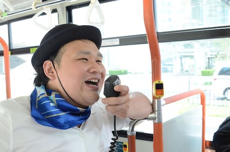 乗客の悩みを聞いてトークのネタにするバスガイド。