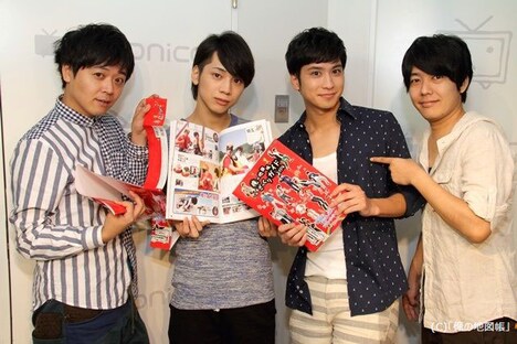 番組公式バスツアーに参加するうしろシティ金子、三津谷亮、滝口幸広、うしろシティ阿諏訪（左から）。