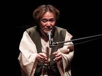 ライブツアー「MYSTERY NIGHT TOUR 2015 稲川淳二の怪談ナイト」で怪談を披露する稲川淳二。