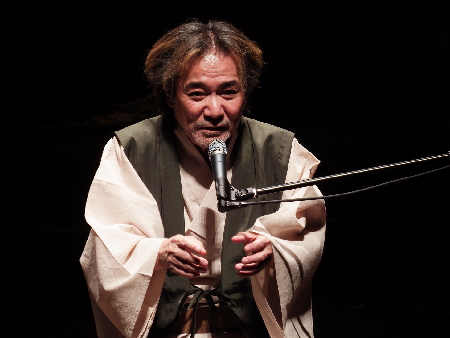 ライブツアー「MYSTERY NIGHT TOUR 2015 稲川淳二の怪談ナイト」で怪談を披露する稲川淳二。