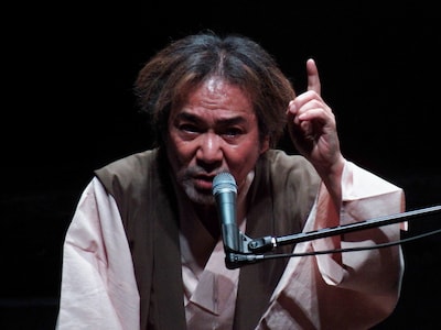 ライブツアー「MYSTERY NIGHT TOUR 2015 稲川淳二の怪談ナイト」で怪談を披露する稲川淳二。