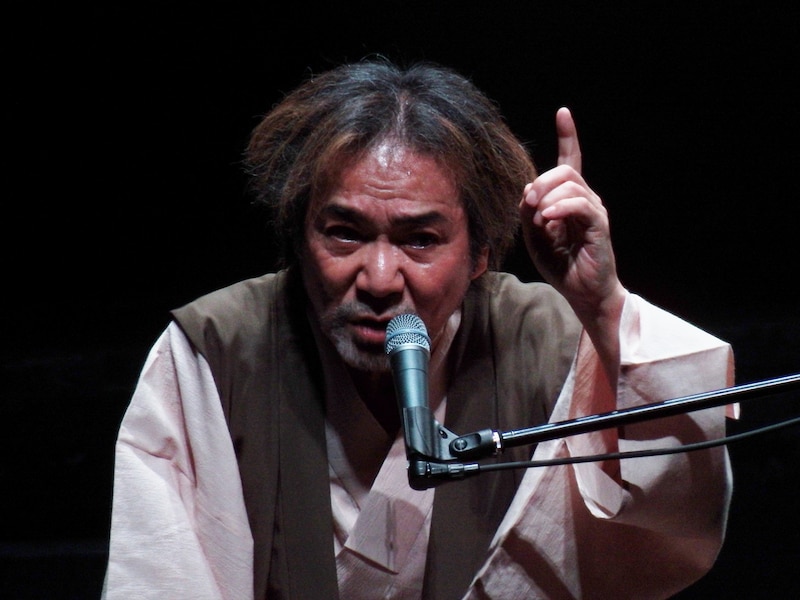 ライブツアー「MYSTERY NIGHT TOUR 2015 稲川淳二の怪談ナイト」で怪談を披露する稲川淳二。