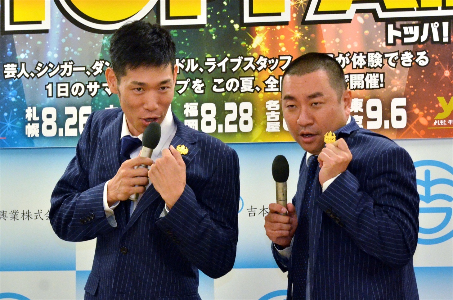 「THE MANZAI」の認定漫才師に与えられる特製バッヂを見せ付けるレイザーラモン。