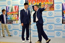 漫才を披露するレイザーラモン。