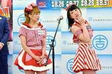 レイザーラモンに指導を受け、漫才を披露するスルースキルズの（左から）椎名あつみ、みづきあかり。