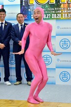 一発ギャグを披露するペナルティ・ワッキー。