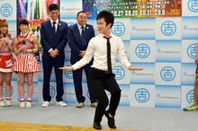 ペナルティ・ワッキーの指導を受けて一発ギャグを披露する西村ヒロチョ（中央）。