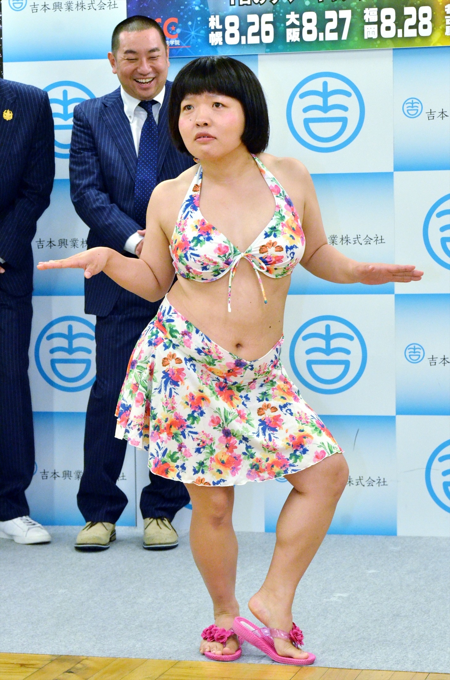 一発ギャグを披露するおかずクラブ・オカリナ。